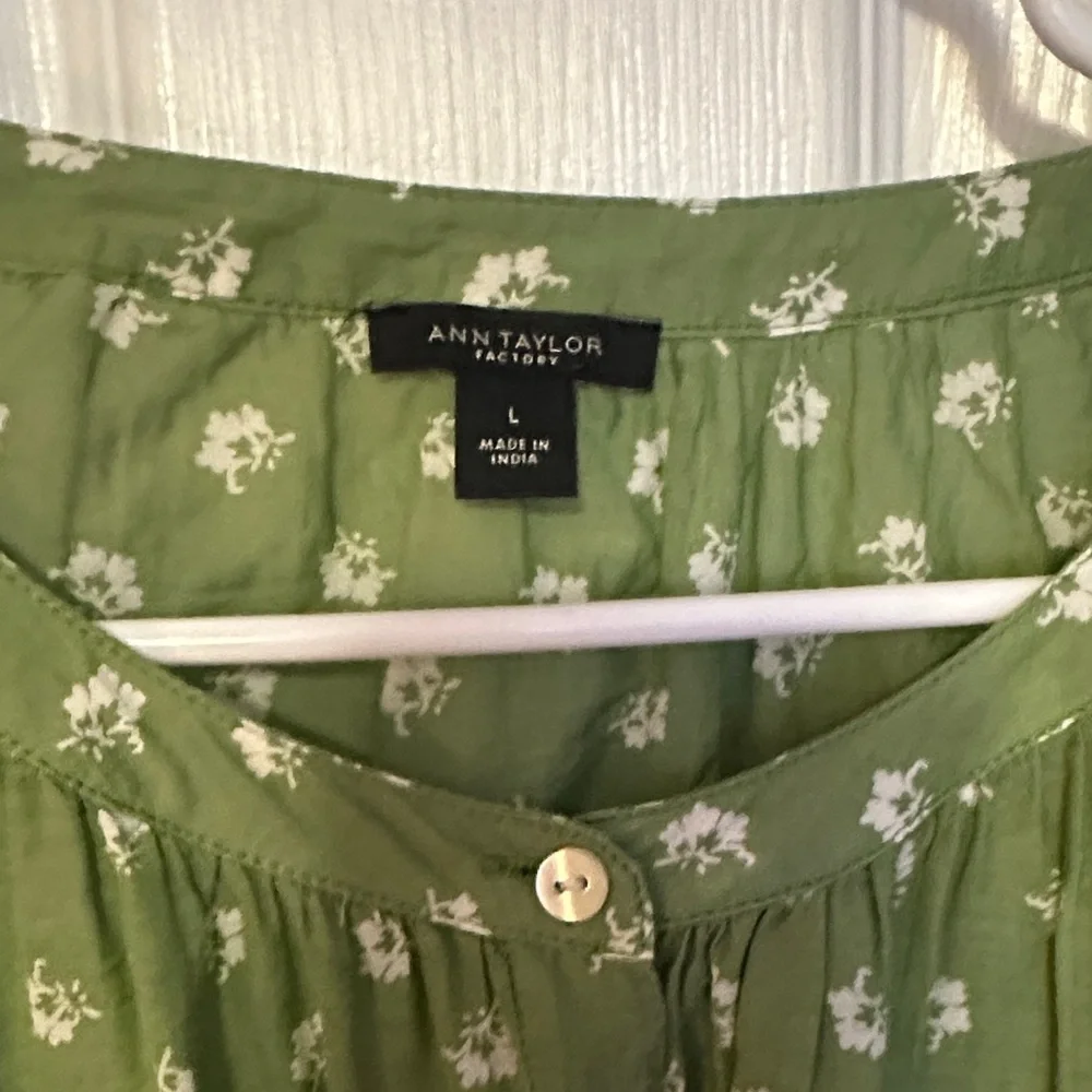 ANN TAYLOR FACTORY Green Floral Blouse - Picture 3 of 10